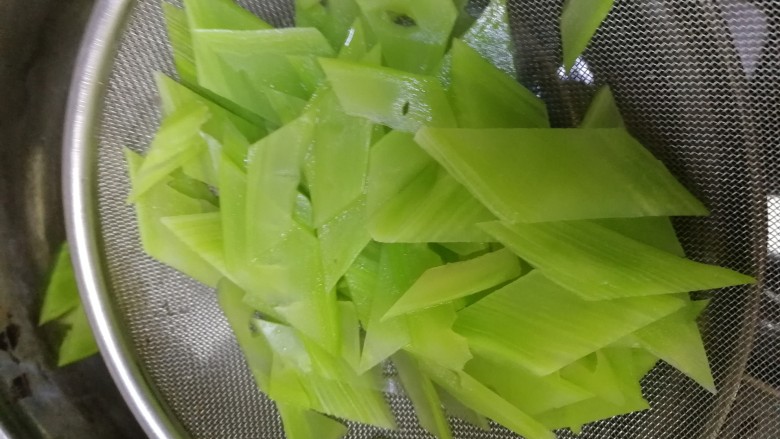 莴笋炒木耳,水开焯半分钟捞出。,