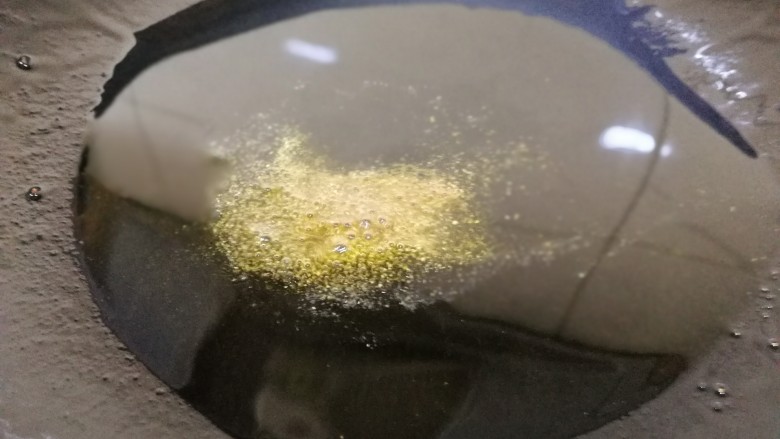 莴笋炒木耳,热锅倒入适量油,油微热放入十三香,小火炸香。