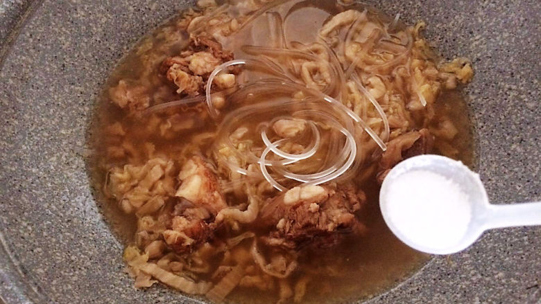 酸菜炖排骨,加入精盐调味即可,酸菜炖排骨做好了~