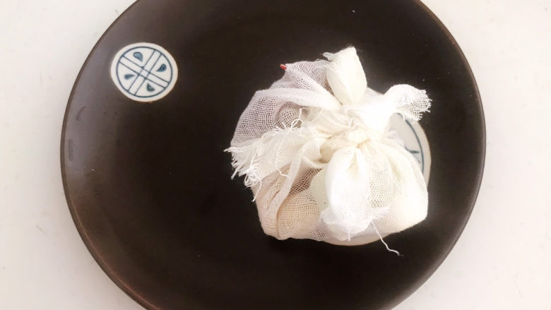 白切羊肉,把羊肉料包和葱姜用纱布抱起来,料包做好了备用