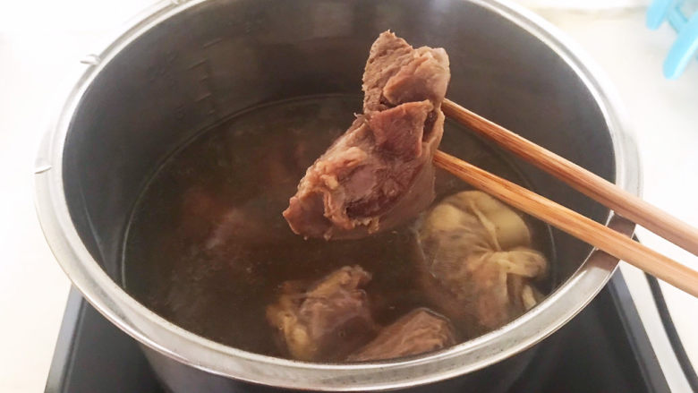 白切羊肉,大火烧开后煮50分钟,羊肉能用筷子穿透即可