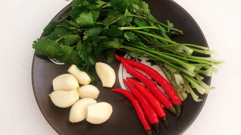 白切羊肉,准备蘸料食材:<a style='color:red;display:inline-block;' href='/shicai/ 131'>香菜</a>,小米辣,大蒜