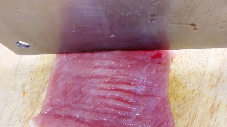 椒盐里脊,肉片的两面用刀背轻拍,这样吃起来口感会更嫩。
