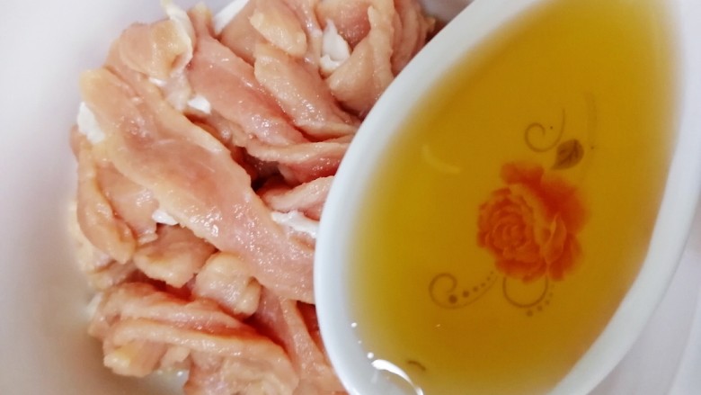 椒盐里脊,里脊肉条,放入一汤匙料酒。