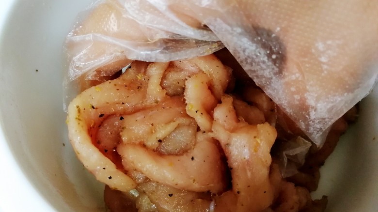 椒盐里脊,抓匀,腌制15分钟入味。