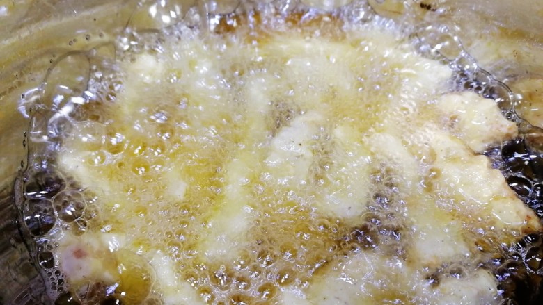 椒盐里脊,炸至两分钟,炸好一部分捞出,再接着炸,肉条不要叠加放入油锅,放在有空隙的油里。