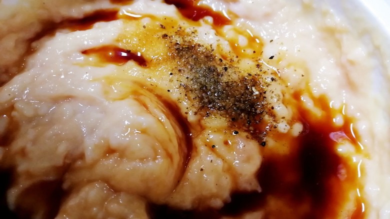 宝宝香肠,放入少量盐和一点<a style='color:red;display:inline-block;' href='/shicai/ 704'>椒盐</a>,搅拌上劲。