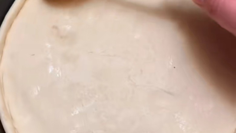 培根火腿披萨,把面擀成薄饼,放进去铺平