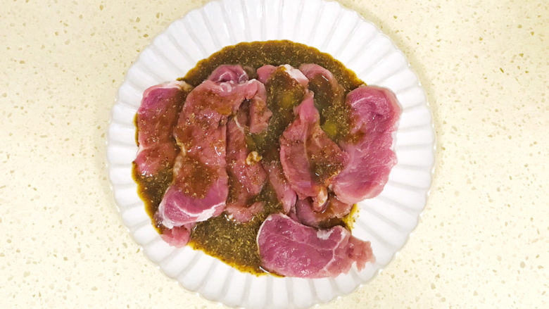 椒盐里脊,搅拌均匀，腌制半个小时，使其入味