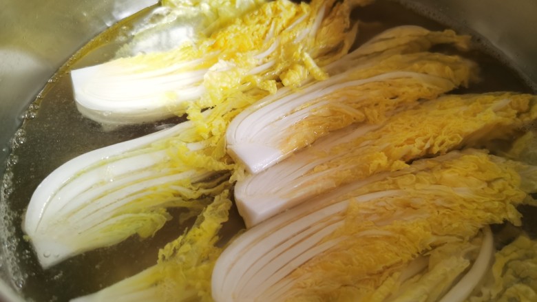蒜蓉娃娃菜,锅里水烧开,放入一点盐和少许油,然后放入娃娃菜焯水。