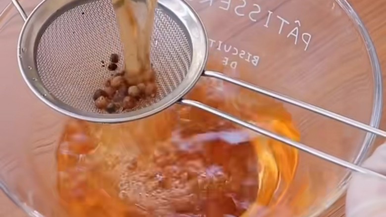 孜然羊肉串,将花椒过滤掉,放凉。