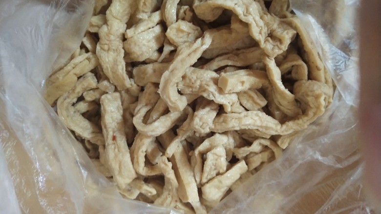 蒜泥黄瓜(加了很多料),把黄瓜,蒜,扒糕,鸡汁豆腐放在一个大一些的盆里,方便搅拌