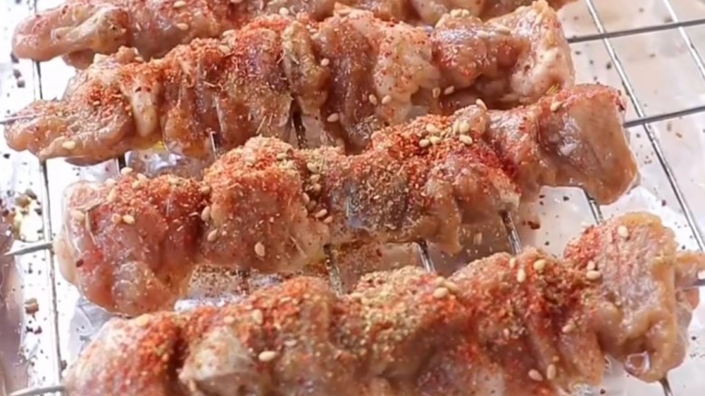 孜然羊肉串,烤箱预热,上下火190°,烤20分钟。