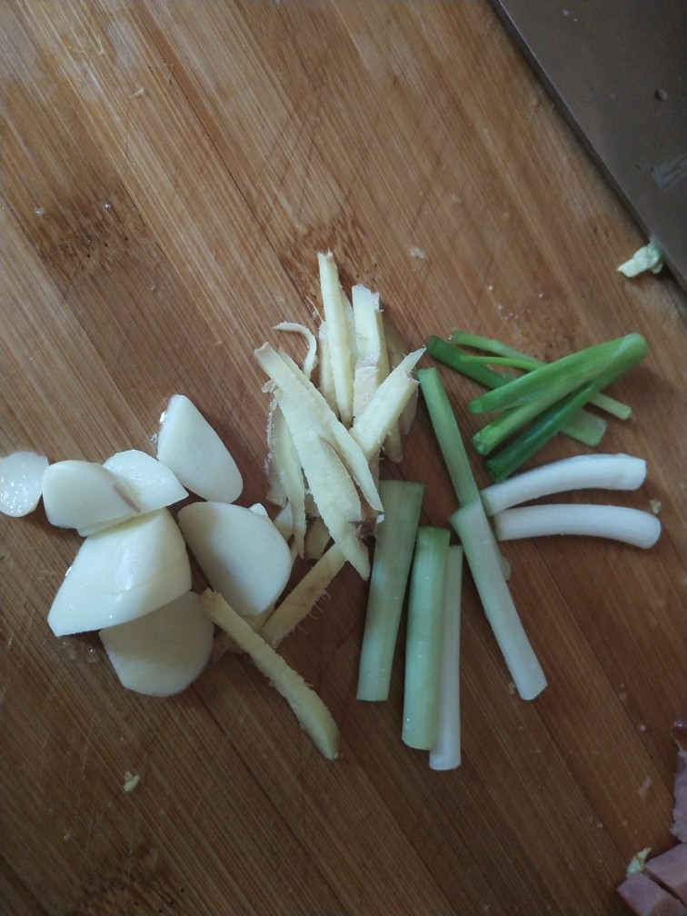 娃娃菜火腿炖豆腐,葱切段,姜切丝,蒜切块