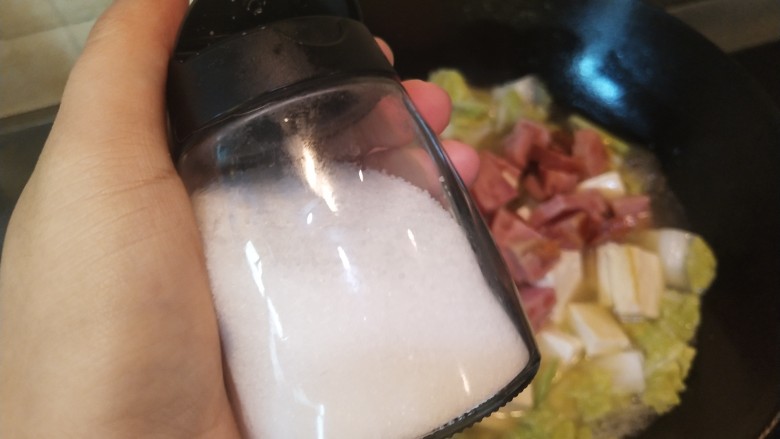 娃娃菜火腿炖豆腐,鲜鸡汁和火腿都有咸味,尝一下看看是否需要加盐