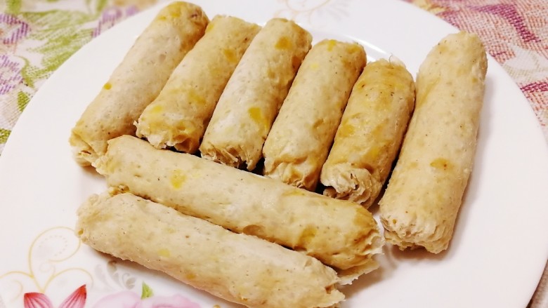 宝宝香肠,不烫手的时候撕开锡纸,软糯的鸡肉玉米肠香味扑鼻。