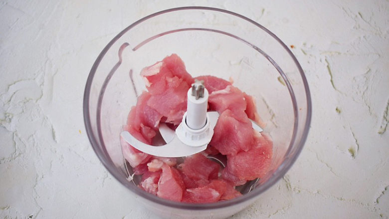 宝宝香肠,<a style='color:red;display:inline-block;' href='/shicai/ 414'>猪肉</a>洗净切成小块,放入绞肉机中绞成肉泥
