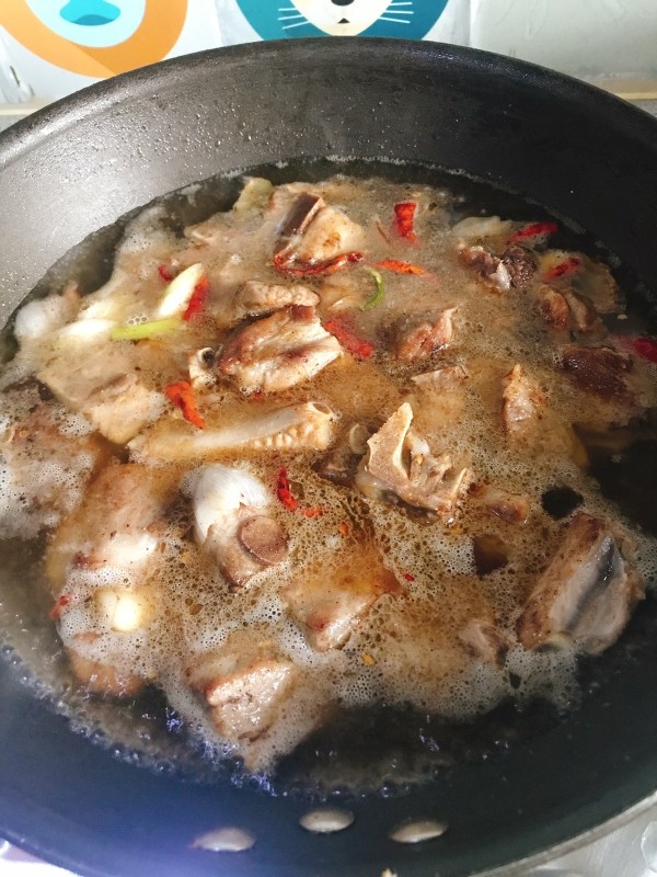 酸菜炖排骨,加热水没过排骨,大火烧开