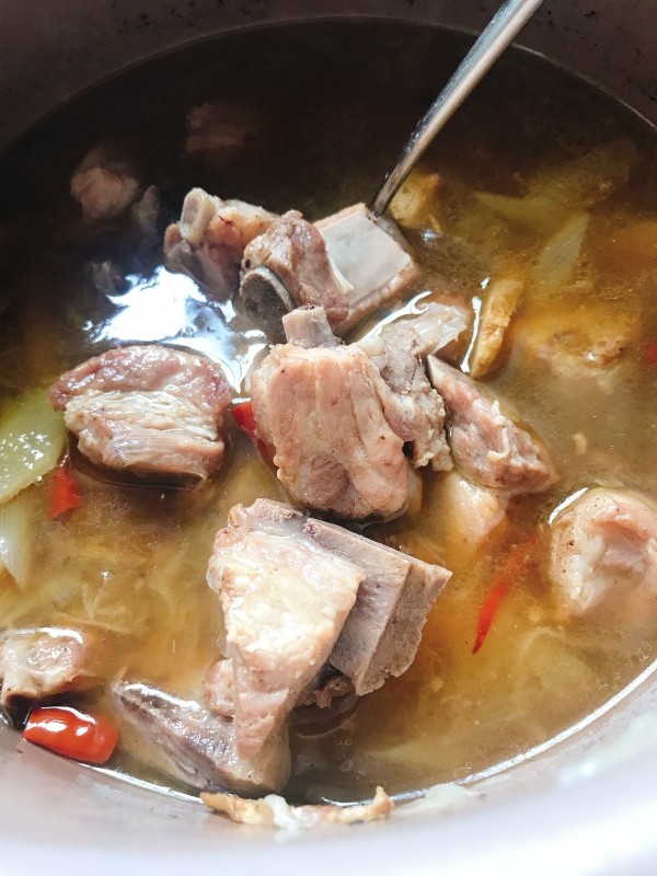 酸菜炖排骨,倒入高压锅,电高压锅直接选排骨建,普通高压锅15分钟,砂锅大概需要半个小时到四十分钟