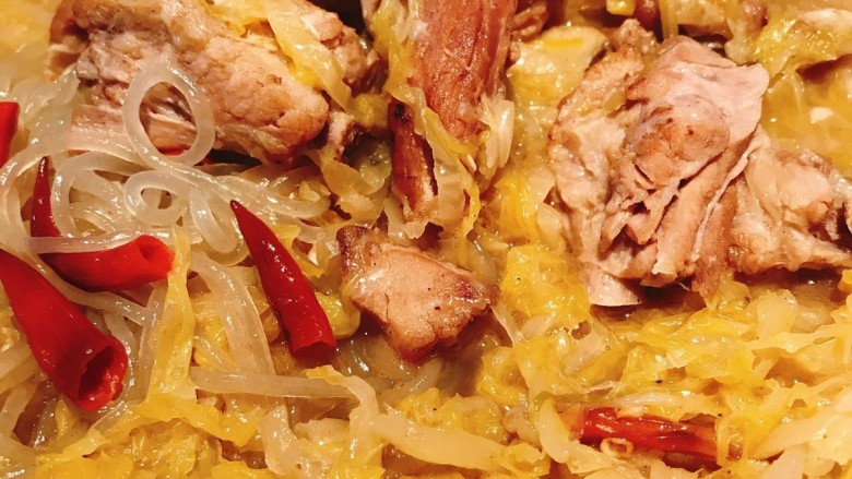 酸菜炖排骨,最后下入泡好的<a style='color:red;display:inline-block;' href='/shicai/ 525'>粉条</a>再煮5分钟就好啦