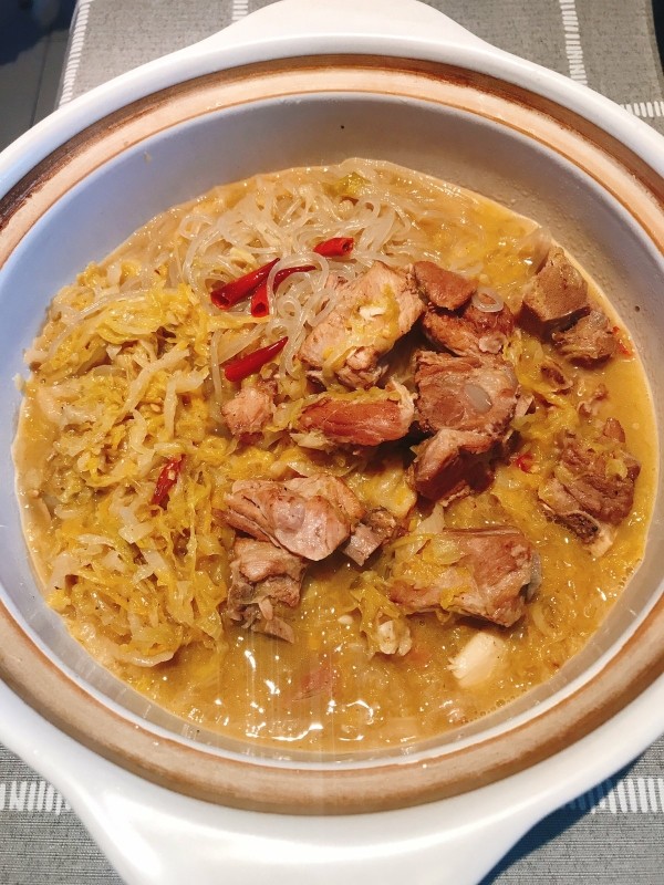 酸菜炖排骨,汤汁鲜美,泡菜酸爽,拌饭一绝
