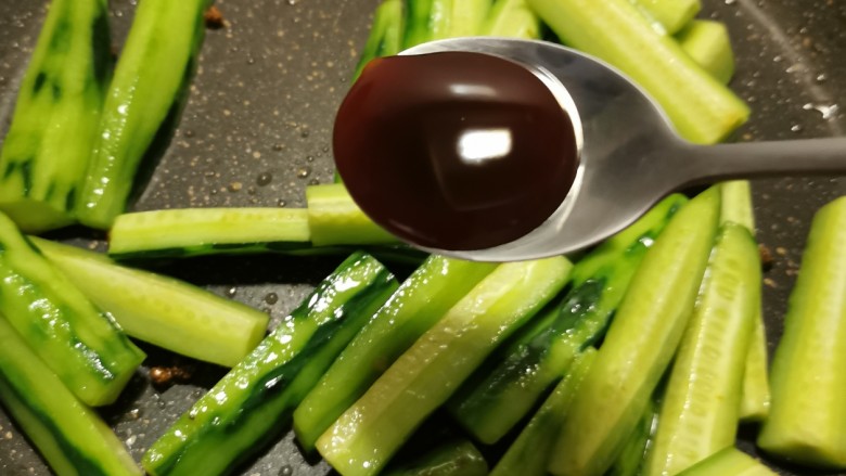 蒜泥黄瓜,放入<a style='color:red;display:inline-block;' href='/shicai/ 721'>蚝油</a>