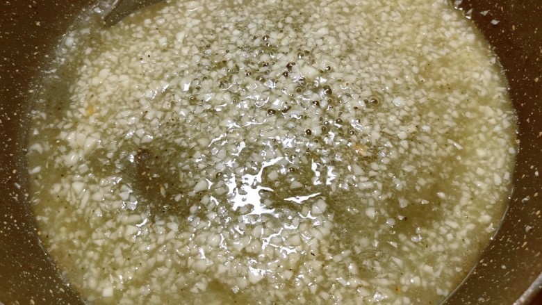 蒜泥黄瓜,将蒜泥料汁倒入锅中加热成透明色