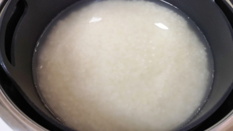 芝士焗饭,将脱糖电饭煲的甑底垫放入滤糖甑里面,滤糖甑放入内胆中,放入淘好的<a style='color:red;display:inline-block;' href='/shicai/ 492'>大米</a>,加入纯净水至水位线“2”的位置,盖上电饭煲盖子。