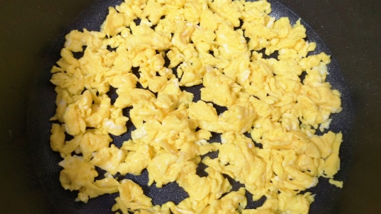 芝士焗饭,炒锅内倒适量的食用油烧热,倒入蛋液炒熟,盛出备用。