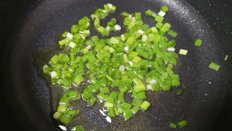 芝士焗饭,炒锅内继续倒入少许食用油烧热,下入葱花炒香。