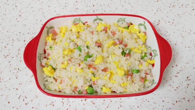芝士焗饭,准备一个烤盘,盛入炒好的米饭。