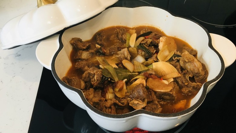 番茄牛腩煲,倒入铸铁锅,小火炖煮15分钟