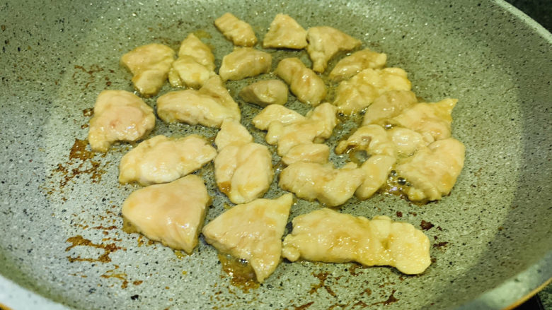 椒盐里脊,继续煎,中间会溅油,可以加锅盖焖一会,
