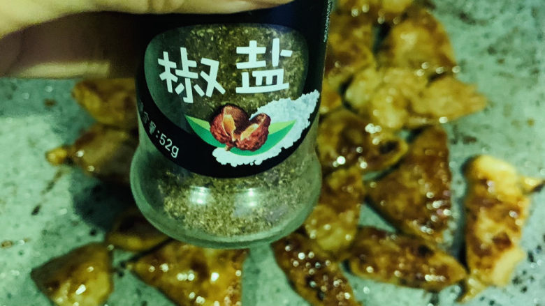 椒盐里脊,两面微焦,撒<a style='color:red;display:inline-block;' href='/shicai/ 704'>椒盐</a>