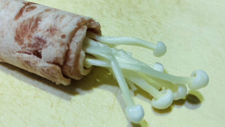 金针菇肥牛卷,塞入金针菇,还没解冻,很好塞