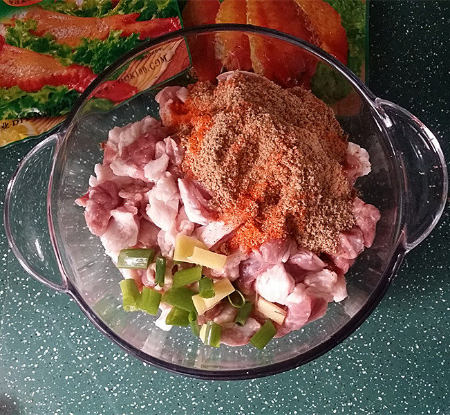 孜然羊肉串,把羊肉片、葱姜、奥尔良及孜然烤肉料,一起放入大碗中