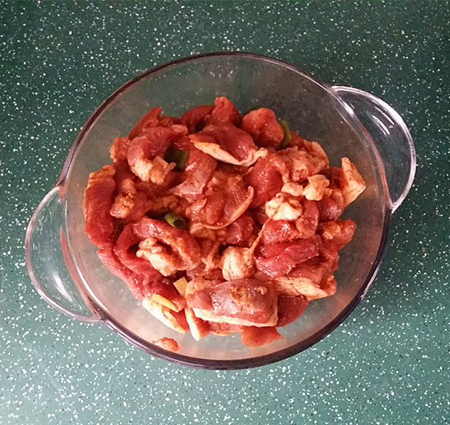 孜然羊肉串,抓匀后盖上保鲜膜,放冰箱腌制4小时以上