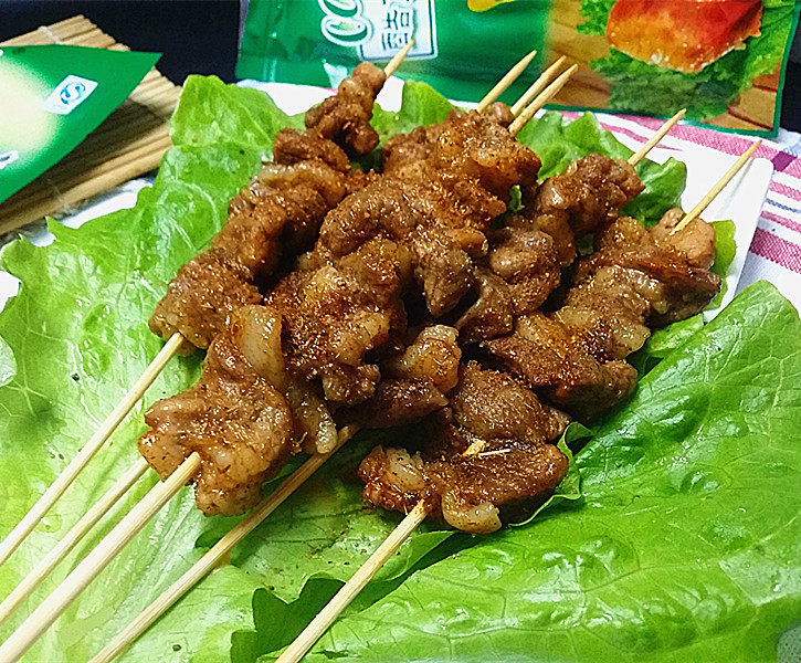 孜然羊肉串,颜色金黄、鲜嫩多汁,真的太香了;哈哈,你们看,我先吃了