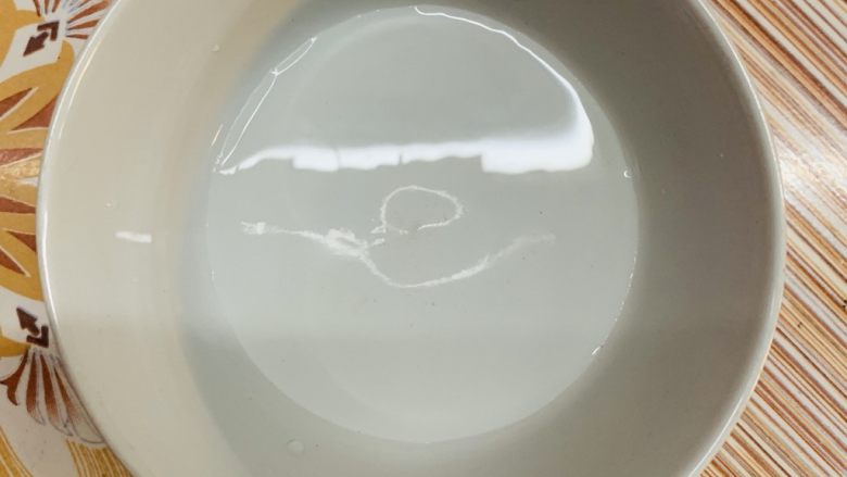 芝士肠仔包,小碗准备温水,不超过35℃。