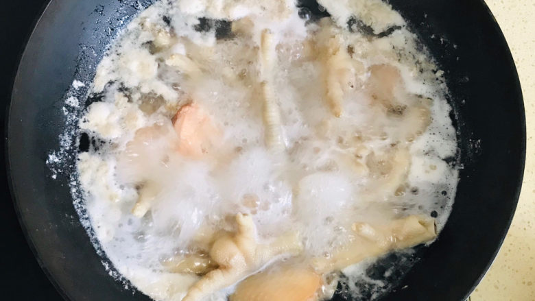 糟卤鸡爪,焯水时会有浮沫冒出来,舀出来扔掉