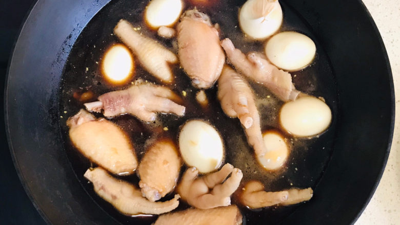 糟卤鸡爪,加一碗清水,尝一下咸淡,如果觉得不够咸,可以再加点盐