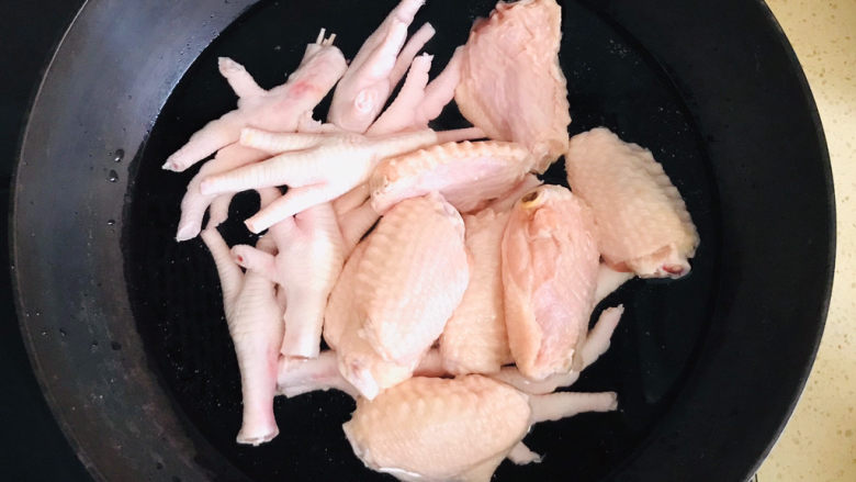 糟卤鸡爪,将清洗干净的鸡爪和鸡翅,倒入锅里,加冷水煮开,焯一下水