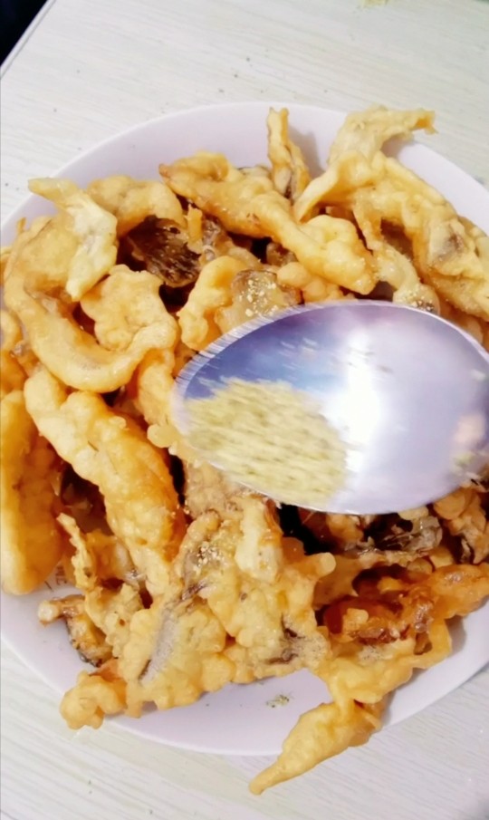 椒盐蘑菇,撒上调好的椒盐即可