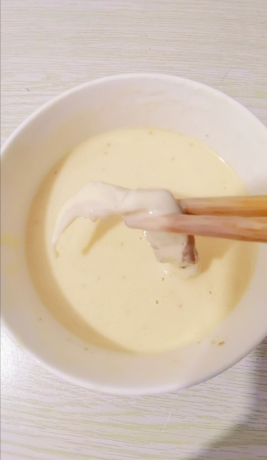 椒盐蘑菇,蘑菇放入面糊里,裹上一层面糊