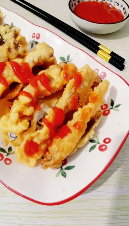 椒盐蘑菇,炸好的蘑菇
