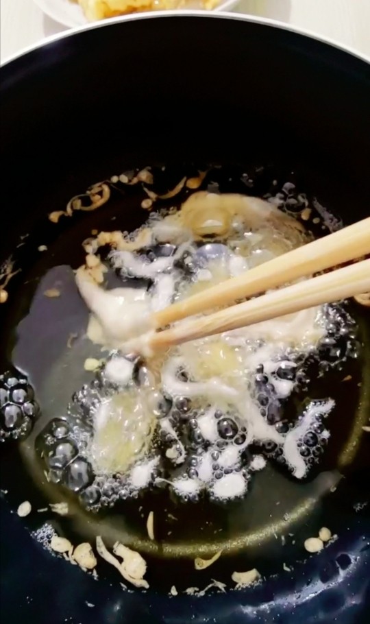 椒盐蘑菇,油温六成热,放入锅里