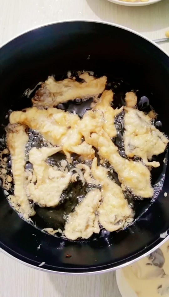 椒盐蘑菇,中小火炸制酥脆