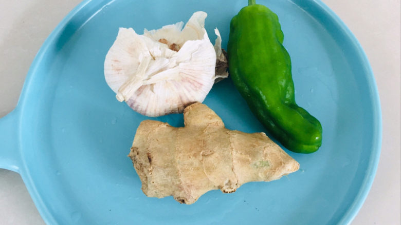 黄瓜炒香肠,准备调料,姜,蒜,青椒~