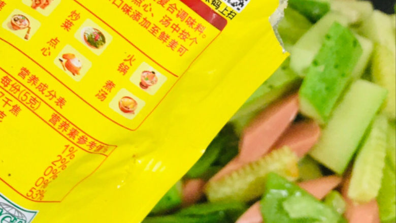 黄瓜炒香肠,适量鸡精~