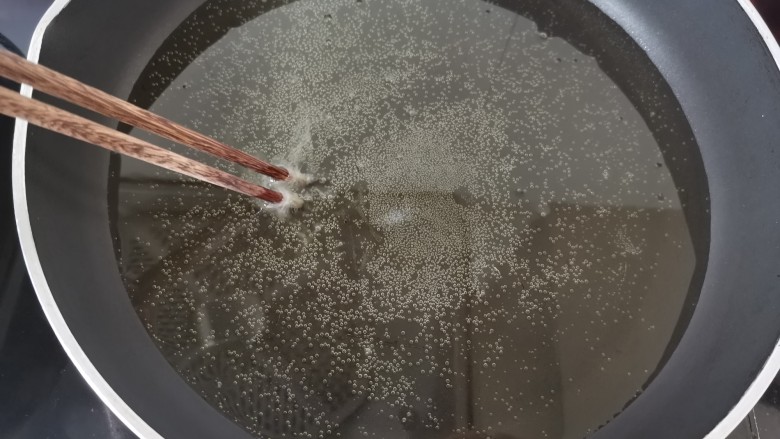 椒盐里脊,热锅倒入适量的油,油温六成热